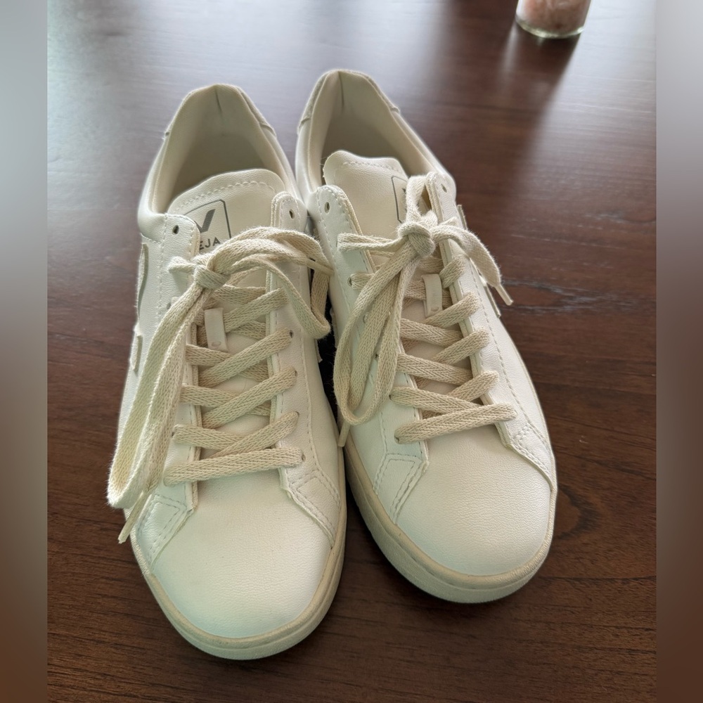 Veja sneakers size 8. Only worn a few times. In excellent condition.
